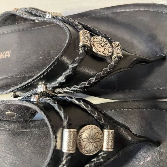 Black Leather Silverthorn Sandals by Minnitonka Sz 9 - Picture 7 of 7